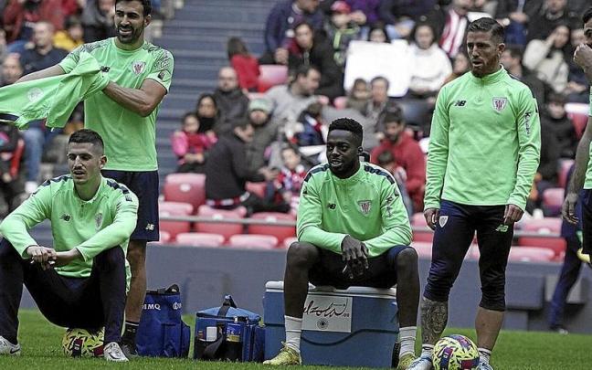 Oihan Sancet, Mikel Balenziaga, Iñaki Williams, Iker Muniain y Asier Villalibre, en el entrenamiento abierto al público en San Mamés.