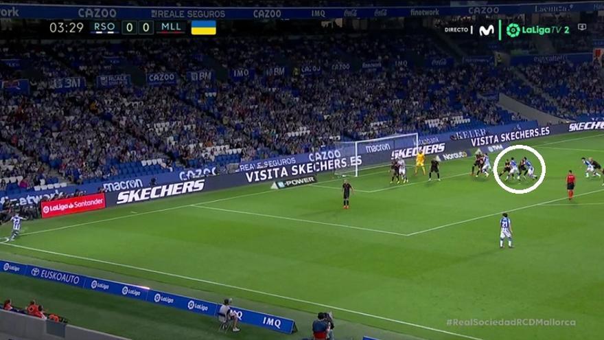 En el momento exacto en el que Brais saca el córner del gol, Aritz está de espaldas al balón. Bloquea a la marca de Merino y 'despeja' su zona de remate.