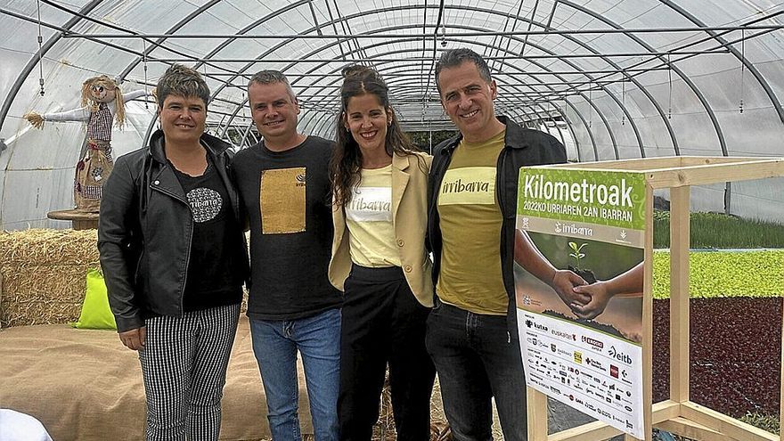 Nekane Artola, Josu Ozaita, Usue Sukia eta Aitor Bengoa, atzo Kilometroak 22-ren aurkezpenean, herriko negutegi batean.