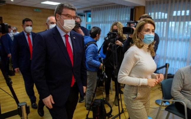 El alcalde de Bilbao, Juan Mari Aburto, junto a la ministra de Transportes, Raquel Sánchez. El alcalde de Bilbao, Juan Mari Aburto, junto a la ministra de Transportes, Raquel Sánchez.
