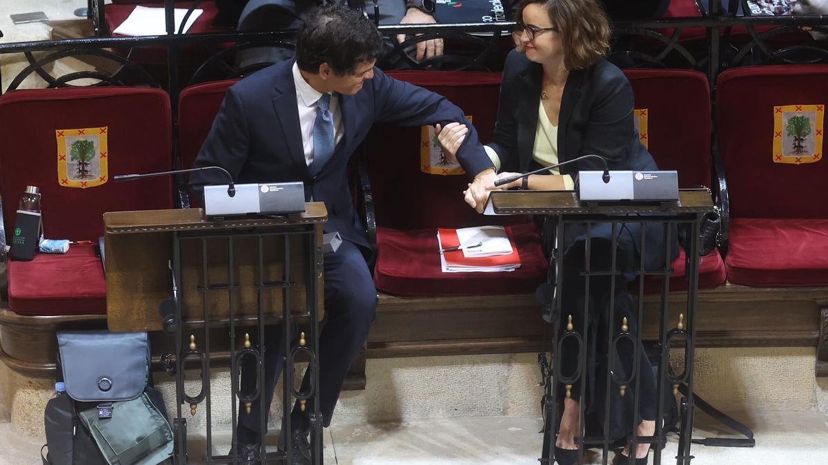 El diputado general de Bizkaia, Unai Rementeria, junto a la diputada de Administración Pública y Relaciones Institucionales, Elixabete Etxanobe