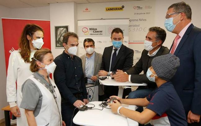 Participante del estudio, acompañado por Miguel Induráin y profesionales y representantes de la Clínica Universidad de Navarra, el Banco Santander y Dualebike Participante del estudio, acompañado por Miguel Induráin y profesionales y representantes de la Clínica Universidad de Navarra, el Banco Santander y Dualebike
