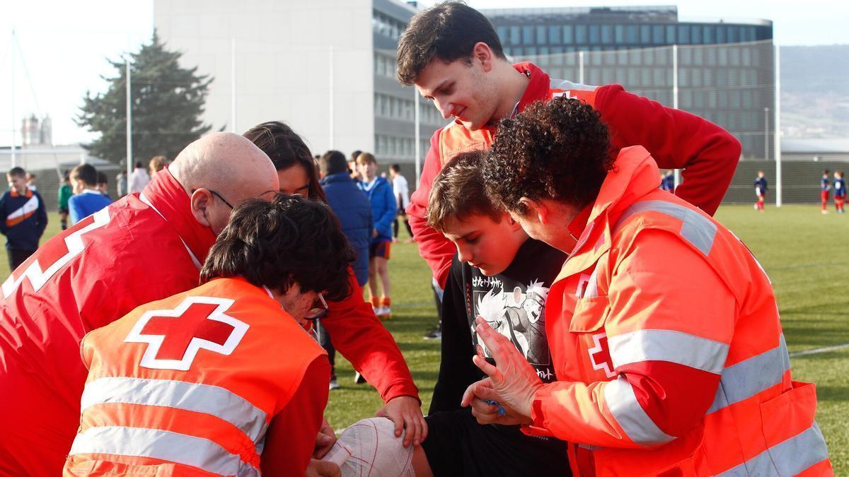 El equipo de la Cruz Roja presta atención a un jugador ayer en el Torneo Interescolar.