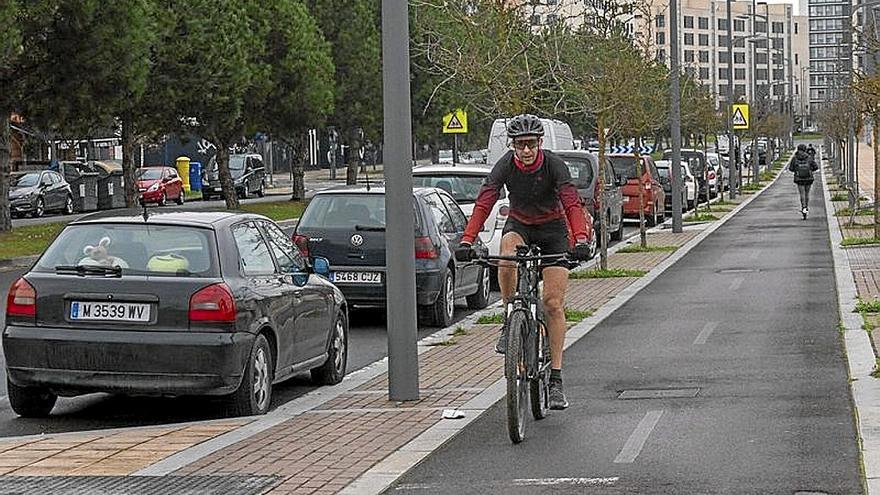 Naciones Unidas con el bici carril y los aparcamientos. | FOTO: ALEX LARRETXI