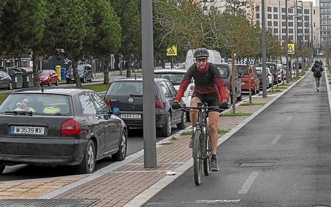 Naciones Unidas con el bici carril y los aparcamientos. | FOTO: ALEX LARRETXI Naciones Unidas con el bici carril y los aparcamientos. | FOTO: ALEX LARRETXI