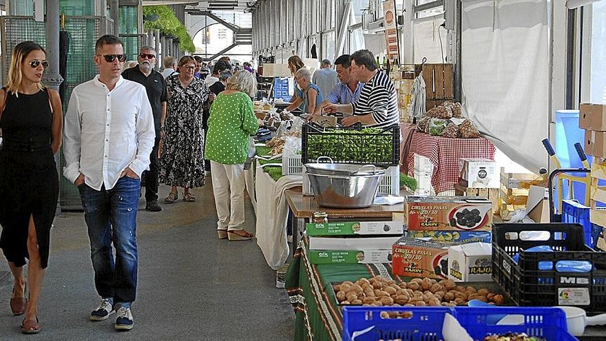 El mercado del Zerkausia de Tolosa, un sábado de verano.