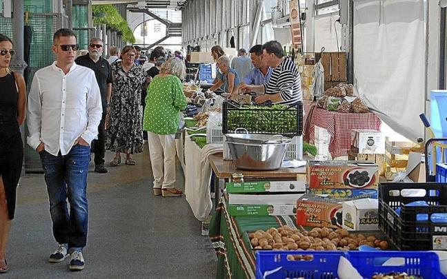 El mercado del Zerkausia de Tolosa, un sábado de verano.