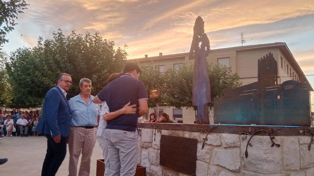 Los padres y el hermano de Sara Pina junto al alcalde de Cortes en el monolito inaugurado el viernes.