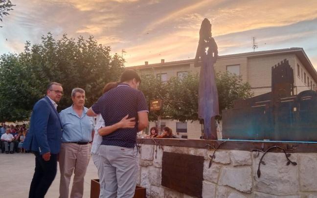 Los padres y el hermano de Sara Pina junto al alcalde de Cortes en el monolito inaugurado el viernes. Los padres y el hermano de Sara Pina junto al alcalde de Cortes en el monolito inaugurado el viernes.