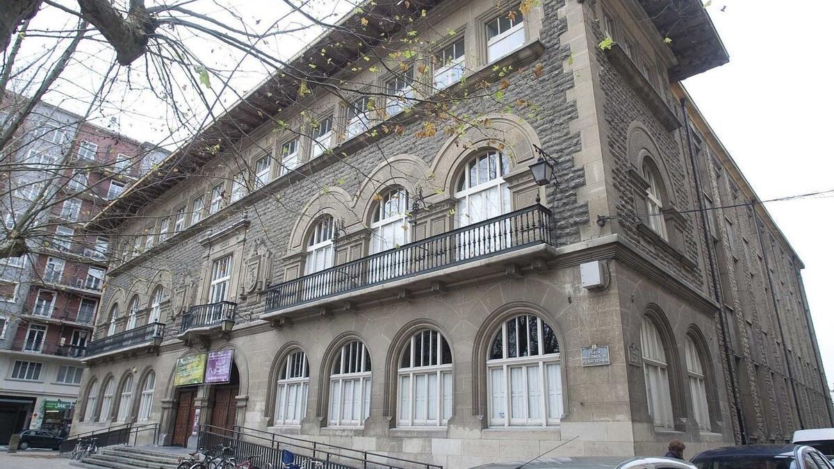 Exterior del edificio de la Escuela de Artes y Oficios de Gasteiz.