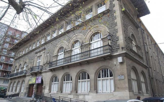 Exterior del edificio de la Escuela de Artes y Oficios de Gasteiz.