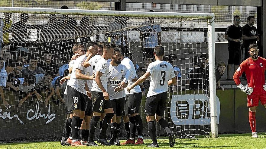 Los jugadores unionistas celebran uno de los dos goles que marcaron ayer en Gal. | FOTO: ESTUDIO GOVER