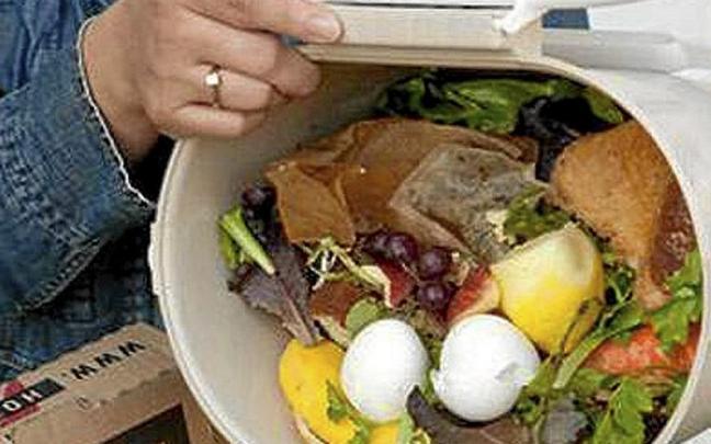 Lerro hauekin batera agertzen den irudian, zaborretara botatako janaria. | ARGAZKIA: UTZITA