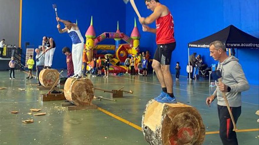 El desafío comenzó con el corte de un tronco de 2,5 metros de circunferencia.