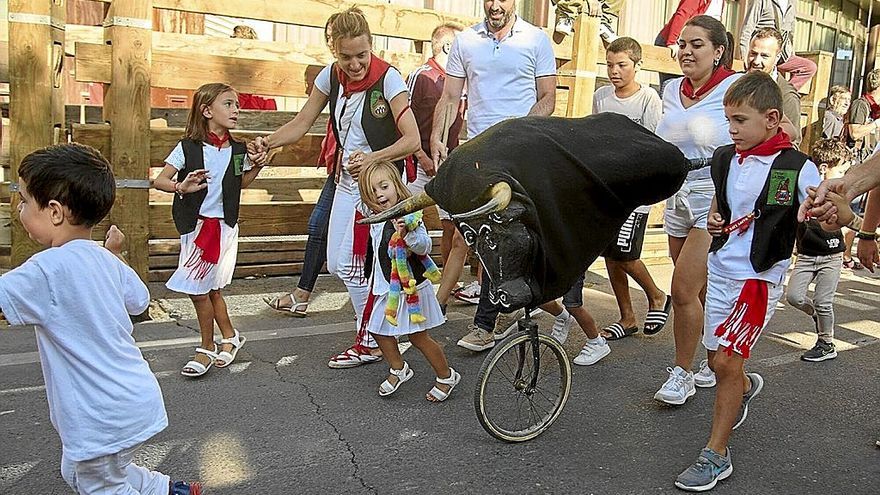 Varios niños y niñas de la peña La Teba en el encierro de ayer por la mañana.