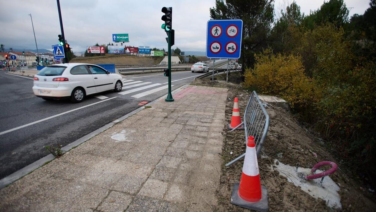 Obras en el paso peatones en el que se produjo el atropello de una menor en diciembre de 2021.