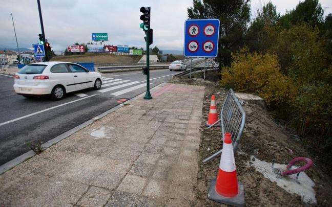 Obras en el paso peatones en el que se produjo el atropello de una menor en diciembre de 2021.