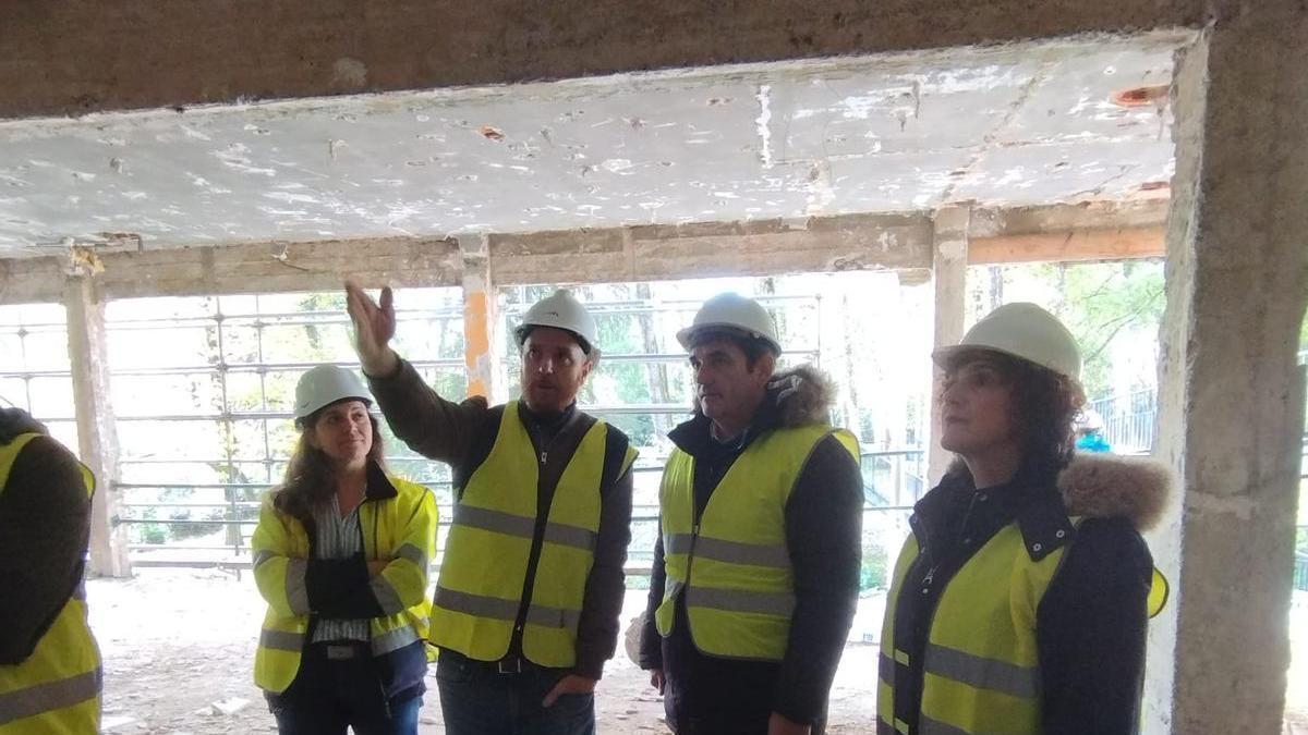 Responsables municipales, durante una visita a las obras del antiguo ambulatorio.