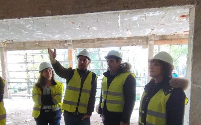 Responsables municipales, durante una visita a las obras del antiguo ambulatorio.