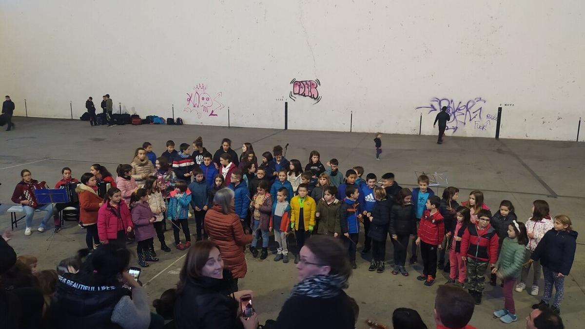 Alumnos y alumnas de la escuela de música en el concierto del frontón Iriarte.