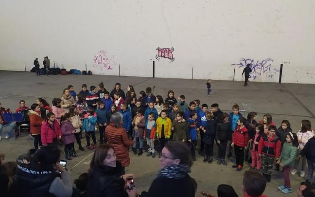 Alumnos y alumnas de la escuela de música en el concierto del frontón Iriarte. Alumnos y alumnas de la escuela de música en el concierto del frontón Iriarte.