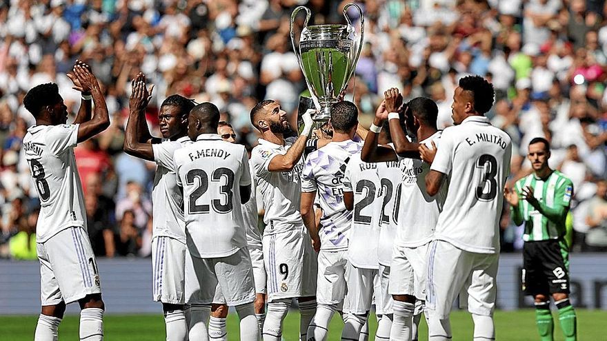 El Real Madrid ofrece a su público el título de la Champions 2021-22 antes de comenzar el último partido disputado de liga, ante el Betis. | FOTO: AFP