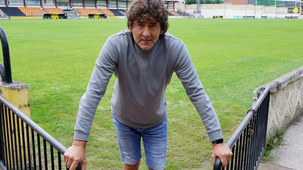 Patxi Salinas posa como entrenador del Portugalete.