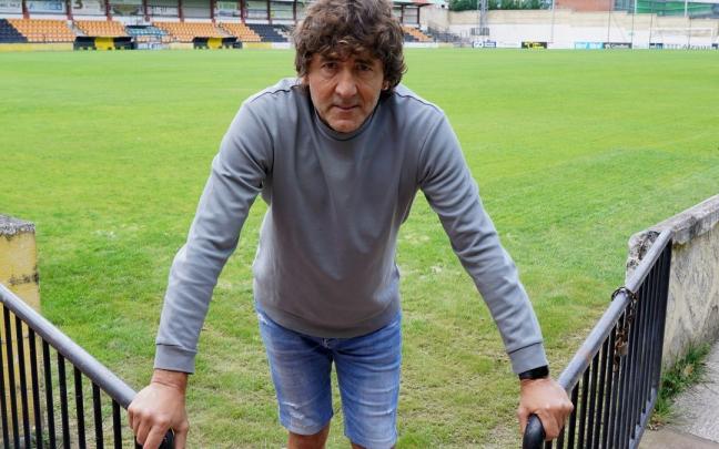 Patxi Salinas posa como entrenador del Portugalete.