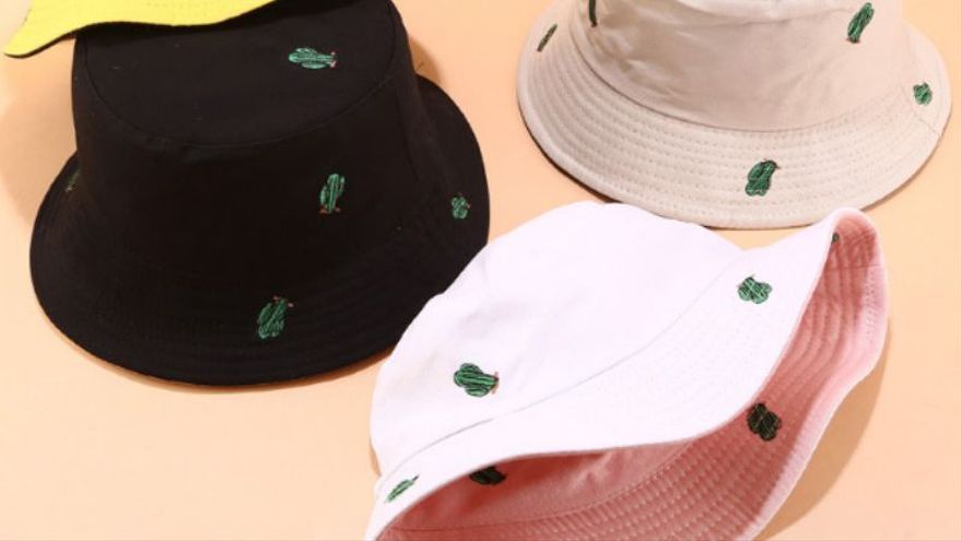 La tendencia de los bucket hat ha vuelto este verano.