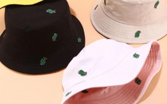 La tendencia de los bucket hat ha vuelto este verano. La tendencia de los bucket hat ha vuelto este verano.