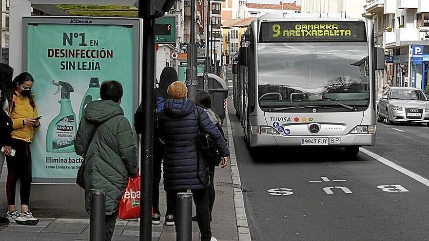 Esperando al bus de la línea de Tuvisa que une Gamarra con Aretxabaleta, en Vitoria. | FOTO: ALEX LARRETXI