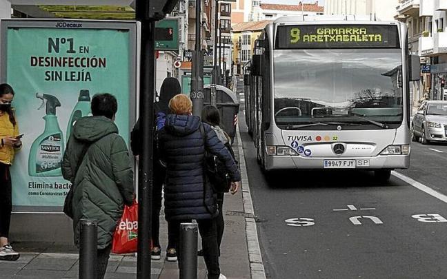 Esperando al bus de la línea de Tuvisa que une Gamarra con Aretxabaleta, en Vitoria. | FOTO: ALEX LARRETXI Esperando al bus de la línea de Tuvisa que une Gamarra con Aretxabaleta, en Vitoria. | FOTO: ALEX LARRETXI