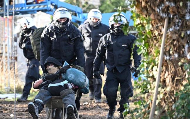 La Polic&iacute;a evac&uacute;a a los activistas de L&uuml;tzerath.