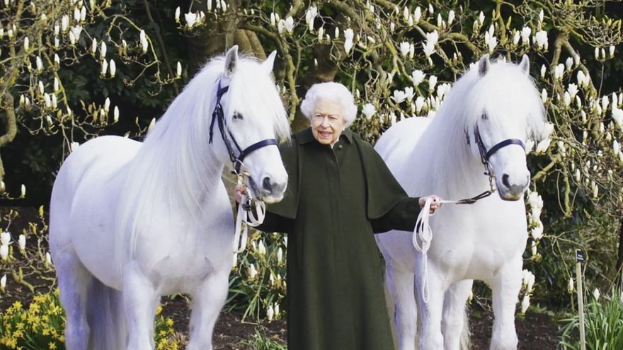 La reina Isabel II junto a los ponies Bybeck Katie y Bybeck Nightingale.