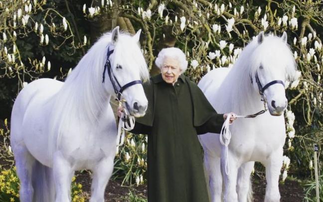 La reina Isabel II junto a los ponies Bybeck Katie y Bybeck Nightingale.