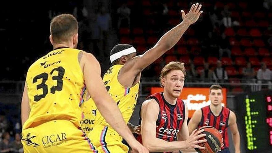 Raieste controla el bal&oacute;n en un momento del partido ante los chicharreros.