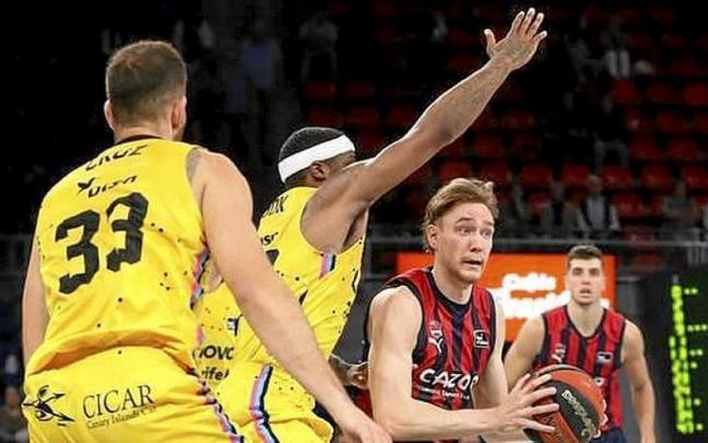 Raieste controla el bal&oacute;n en un momento del partido ante los chicharreros.