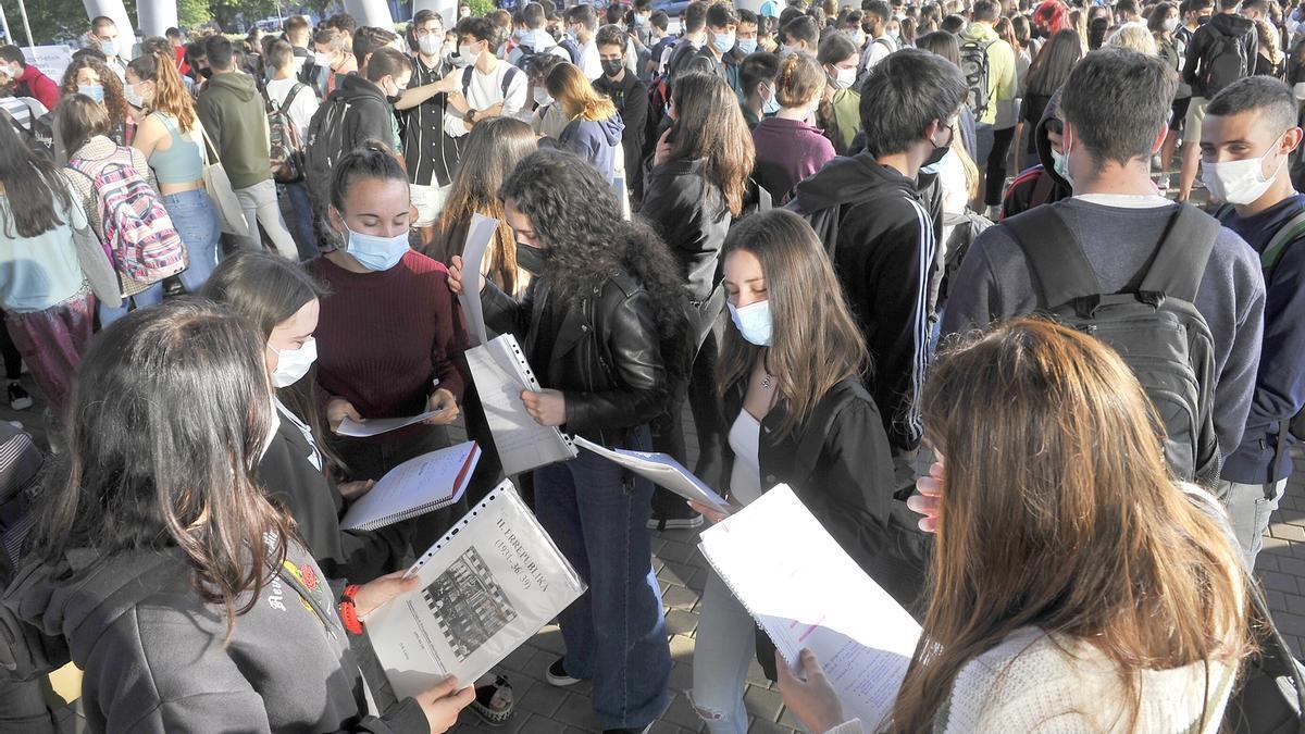 Varios estudiantes repasan los apuntes antes de un examen de selectividad.