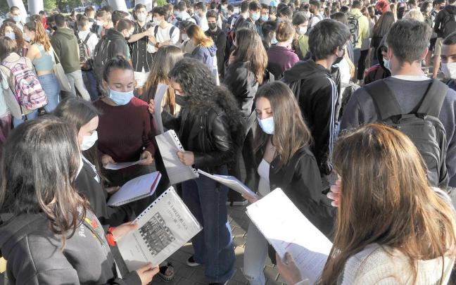 Varios estudiantes repasan los apuntes antes de un examen de selectividad.