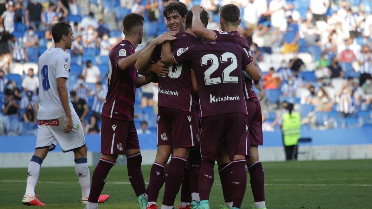 Los jugadores de la Real celebran un gol durante el amistoso del pasado verano contra el Alavés en Anoeta.