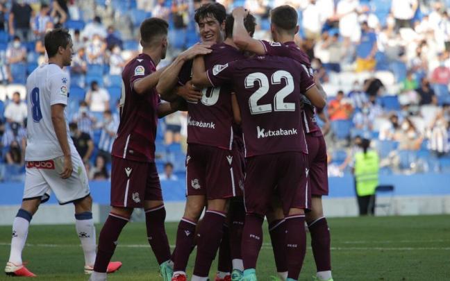 Los jugadores de la Real celebran un gol durante el amistoso del pasado verano contra el Alavés en Anoeta.