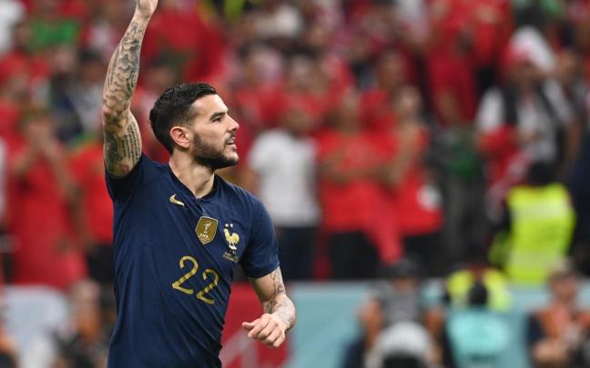 Theo Hernandez celebra su gol, el primero de Francia.
