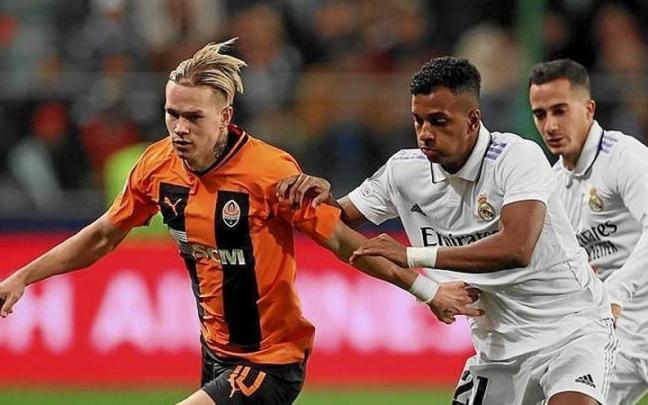 Mudryk y Rodrygo pugnan por un balón en el duelo de ayer. Mudryk y Rodrygo pugnan por un balón en el duelo de ayer.
