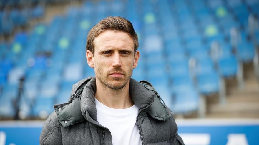 Nacho Monreal posa en el estadio de la Real Sociedad.