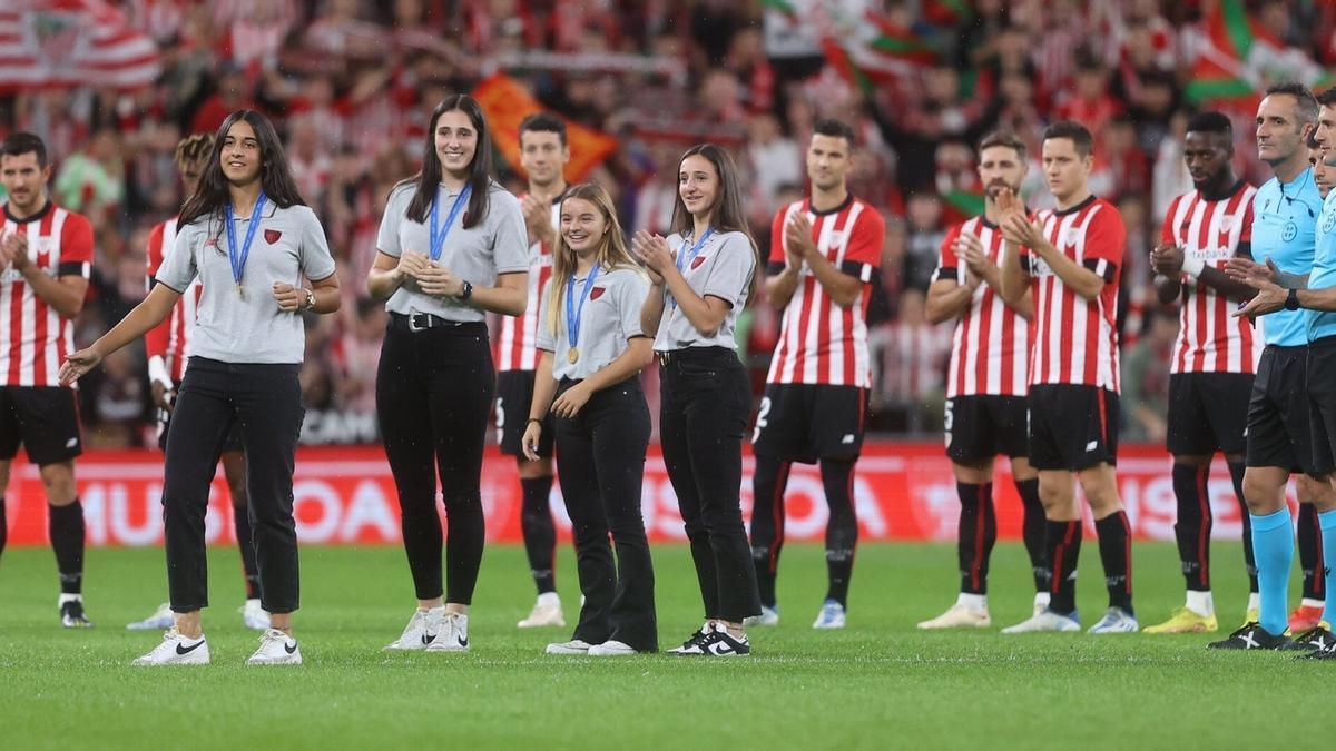 Jone Amezaga, Sara Ortega, Marina Artero y Eunate Astralaga fueron homenajeadas en los prolegómenos del Athletic-Valladolid