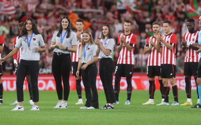 Jone Amezaga, Sara Ortega, Marina Artero y Eunate Astralaga fueron homenajeadas en los prolegómenos del Athletic-Valladolid