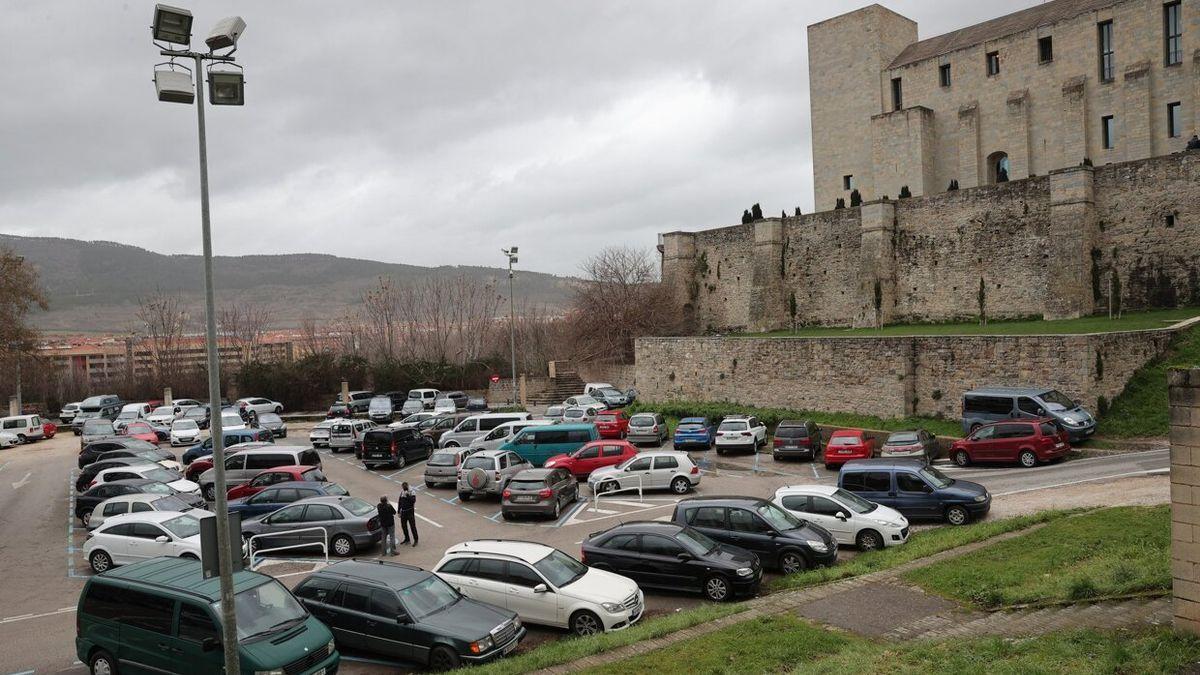 Coches aparcados en el solar de las Huertas de Santo Domingo.
