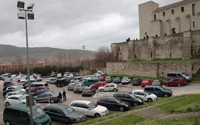Coches aparcados en el solar de las Huertas de Santo Domingo.