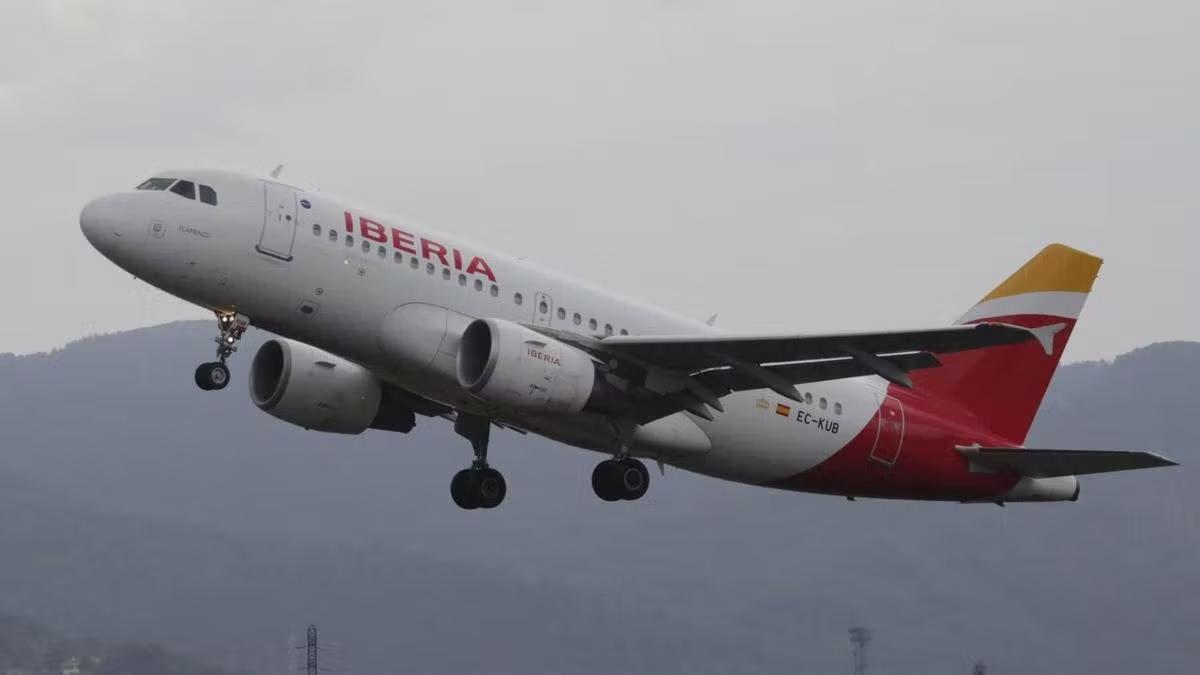 Un avión de Iberia saliendo del aeropuerto de Hondarribia en una imagen de archivo