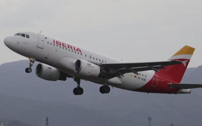 Un avión de Iberia saliendo del aeropuerto de Hondarribia en una imagen de archivo Un avión de Iberia saliendo del aeropuerto de Hondarribia en una imagen de archivo
